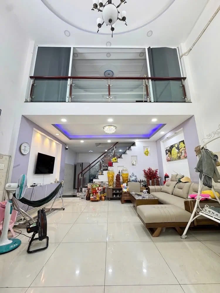 CHÍNH CHỦ TRANG BÌA, TÂN PHÚ GIÁP QUẬN 11, HẺM XE HƠI VÀO NHÀ, NGANG HIẾM 5.5M, 3 TẦNG, 4PN, 3WC, Chỉ Nhỉnh 7 tỷ.