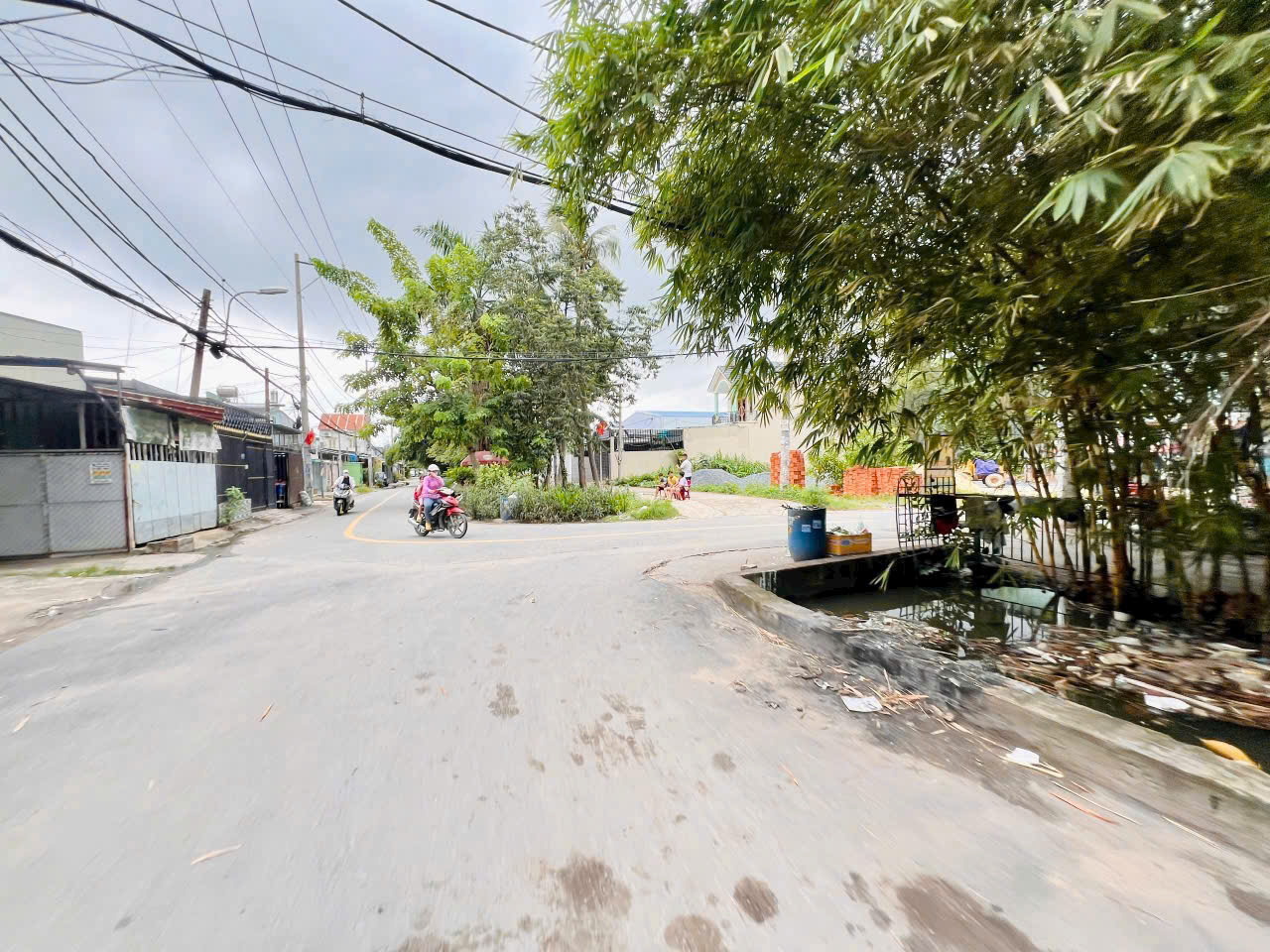 🏡 BÁN ĐẤT CHÍNH CHỦ – VỊ TRÍ ĐẸP – GIÁ TỐT 1 tỷ 4🏡  📍 Vị trí: [QUẬN BÌNH CHÁNH, TP.HCM] 📐 Diện tích: [100m² (5m x 20m)] 🛣️ Lộ giới: Đường nhựa trước đất [rộng 12 mét] 