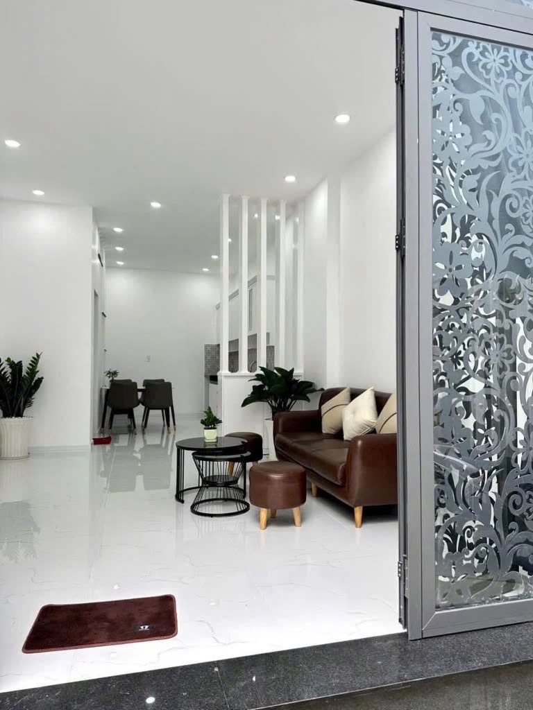 BÁN NHÀ SÁT MẶT TIỀN